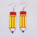 Dettaglio degli orecchini creativi in legno a forma di matita con ganci in argento per docenti - Stile Matita gialla classica (JE0794F)