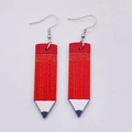 Dettaglio di orecchini a forma di matita rossa creativa con ganci argentati per insegnanti - Stile Matita rossa a righe scure (JE0794I)