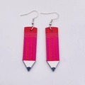 Dettaglio di orecchini pendenti in legno a forma di matita rosa con ganci d'argento - Stile Matita Rosa Pesca (JE0794J)