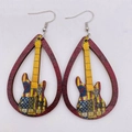 Detailaufnahme hohler Holzohrringe in Tropfenform mit bunten E-Gitarren-Mustern im Retro-Look - Ethno-Gitarren-Stil (JE0800C)