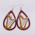 Detailansicht der Tropfenohrringe aus Holz mit goldenem Harfendesign-Inlay für Damen - Harfen-Stil (JE0800B)