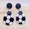 Detail von Tropfen-Fußball-Ohrringen aus Acryl auf Naturstein mit Hochglanz-Finish - Fußballstil (JE0807D)