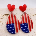 Details von Glitzer-Acryl-Ohrringen mit US-Flaggen-Muster und roten Herz-Steckern - US-Flaggenstil (JE0807A)