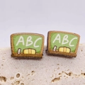 Detail von Schultafel-Ohrringen mit ABC-Motiv und Kreidedesign als Lehrergeschenk - ABC Tafel-Stil (JE0819F)