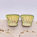 Makro-Detail kreativer Ohrstecker in Retro-Computerform mit bunten Tastendetails - Retro-Computer-Stil (JE0819D)