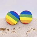 Regenbogen runde Ohrstecker Set mit bunten Streifen auf einem Naturstein Display - Regenbogen Runder Stil (JE0817C)