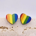 Nahaufnahme herzförmiger Regenbogen-Ohrstecker auf einem Naturstein-Displayblock - Regenbogen Herz-Stil (JE0817B)