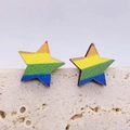 Nahaufnahme der Regenbogen-Sternohrringe auf dekorativem Naturstein aus Travertin - Regenbogen Fünfzackiger Stern (JE0817A)