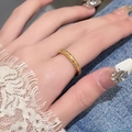 Anillo de acero de titanio chapado en oro de 18k con escrituras tradicionales - Talla EE. UU. 5 / Anillo Wanfu
