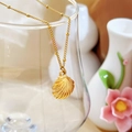 Collana in acciaio inossidabile dorato con ciondolo a conchiglia e catena a palline - Collana Conchiglia (Oro)