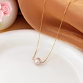 Collar minimalista de titanio dorado con una perla de agua dulce púrpura natural en seda - Perla de Agua Dulce Única