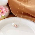 Collar minimalista de titanio dorado con dos perlas naturales de agua dulce sobre seda - Dos Perlas de Agua Dulce