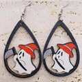 Vue détaillée des boucles d'oreilles Halloween en bois avec imprimé fantôme et chapeau - Style Fantôme au Chapeau Rouge avec Faux (JE0850D)