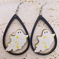 Dettaglio di orecchini di Halloween in legno con motivo fantasma bianco su pietra beige - Stile Fantasma Sorridente Cavo (JE0850A)
