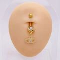 Detalle del piercing de ombligo dorado con ojo turco y circonitas en el modelo - Estilo Ojo Turco (JE0881A)