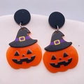 Dettaglio di orecchini di Halloween in acrilico con zucche e cappelli da strega neri - Stile Mago Zucca (JE0889B)