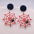 Dettaglio di orecchini di Halloween in acrilico con ragnatela e ragno 3D - Stile Ragno con Ragnatela Rossa (JE0889C)