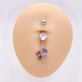 Detalle de piercing de ombligo con circonitas de colores en modelo de piel y fondo blanco - Racimo de Gotas de Agua Colorido (M)