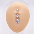 Primer plano de piercing de ombligo de búho con piedras de colores en modelo - Búho de Zirconia Colorida (L)