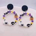Dettaglio degli orecchini di Halloween in acrilico con ciondoli a zucca, fantasma e pipistrello - Stile Cerchio Multi-Elemento (JE0889D)