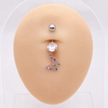 Detalle de piercing de ombligo en acero con colgante de mariposa y circonitas de colores - Mariposa de Estrás Pavé (J)