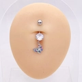 Detalle de un piercing para ombligo de mariposa plateada con circonitas de colores - Mariposa de Estrás Colorida (H)