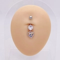 Detail eines silbernen Herz-Bauchnabelpiercings mit bunten Kristallen am Silikonmodell - Buntes Strass Herz (D)
