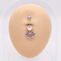 Detailaufnahme von Bauchnabelpiercing aus Edelstahl mit Vogel-Herz-Anhänger und Zirkonia - Herz Doppel-Vögel Anhänger (B)