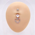 Nahaufnahme von silbernem Bauchnabelpiercing mit Herzanhänger und bunten Zirkoniasteinen - Regenbogen Hohles Herz (A)