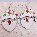 Detalle de pendientes navideños de madera con barba de Papá Noel y gorro a cuadros rojos - Gorro Papá Noel a Cuadros Verde Rojo (JE0906C)