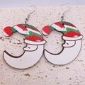 Detalle de pendientes de madera de Papá Noel sobre una superficie de piedra natural - Papá Noel en Creciente (JE0906D)