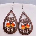 Dettaglio di orecchini di legno Halloween con scritte Trick or Treat e caramelle - Stile Caramelle di Halloween (JE0913L)