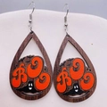 Dettaglio di orecchini di Halloween in legno con scritta Boo, fantasmi e pipistrelli neri - Stile BOO Fantasma Pipistrello (JE0913K)