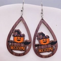 Dettaglio ravvicinato di orecchini in legno di Halloween con zucca e cappello da strega - Stile Zucca Welcome (JE0913J)