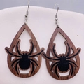 Dettaglio macro di orecchini a goccia in legno con motivo a ragno per Halloween - Stile Ragno Nero (JE0913I)