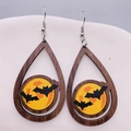 Dettaglio di orecchini in legno con pipistrello nero e luna arancione per Halloween - Stile Luna Pipistrello (JE0913F)