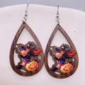 Detailansicht der hölzernen Tropfenohrringe mit bunten Halloween-Hexe und Kürbis Motiven - Zauberer Kürbis Stil (JE0913D)