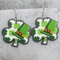 Detalle de pendientes de madera de trébol para San Patricio con estampado de sombrero verde - Estilo Trébol de Sombrero de Leprechaun (JE0953A)