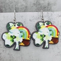 Detalle de pendientes de trébol de madera con estampado de arcoíris para San Patricio - Estilo Trébol de Olla de Oro Arcoíris (JE0953B)