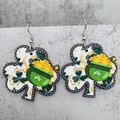 Detalle de aretes de madera de trébol con estampado de olla de oro para San Patricio - Estilo Trébol de Olla Llena de Oro (JE0953C)