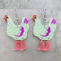 Boucles d'oreilles coq en acrylique avec bottes roses à paillettes sur fond pierre - Coq Vert Clair avec Bottes Roses (Simple face) (JE0974C)