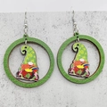Pendientes de madera de gnomo navideño con marcos redondos verdes y diseño festivo - Gnomo de Anillo Verde (JE0994A)