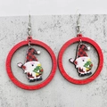 Pendientes de aro navideños de madera con aros rojos y colgantes de gnomos - Gnomo de Anillo Rojo a Cuadros (JE0994B)