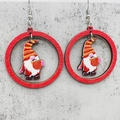 Vista detallada de pendientes festivos de madera roja con un motivo de gnomo navideño - Gnomo de Anillo Rojo Gorro Amarillo (JE0994C)