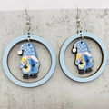 Pendientes de madera con gnomo navideño y gorro azul de lunares con estilo de invierno - Gnomo de Anillo Azul de Invierno (JE0994D)