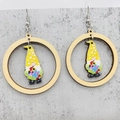 Detalle de pendientes de aro de madera con dijes de gnomos navideños de colores - Gnomo de Anillo Azul Claro de Colores (JE0994E)