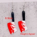 Halloween bebloede keukenmes oorbellen van acryl met zilverkleurige metalen haakjes - Bloedspatten Hakmes Stijl (JE0989F)