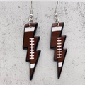 Vue détaillée de boucles d'oreilles éclair en acrylique avec motif de football américain - Style Rugby (JE0991E)