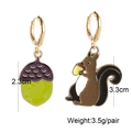 Pendientes asimétricos de ardilla y bellota en esmalte dorado para el Día de Acción - Ardilla Bellota Asimétrica (JE0998E)
