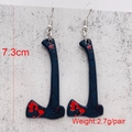Detail van bebloede bijloorbellen met rode spatten, maat 7,3 cm en gewicht van 2,7 g - Zwart Lichaam Rode Spatten Bijl Stijl (JE0989O)